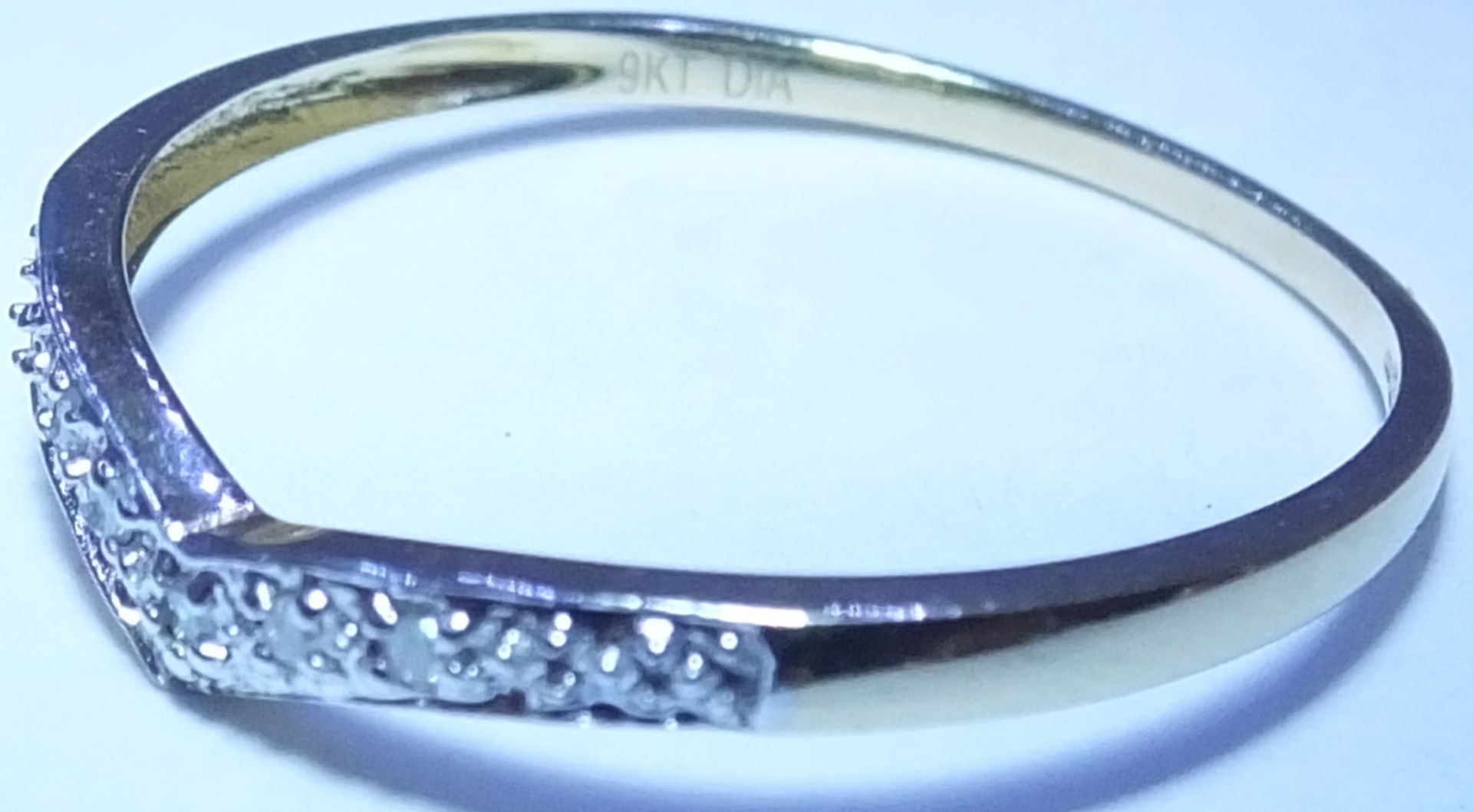 A 9ct gold chevron diamond ring. 5 diamonds set in a chevron 9ct ring. 1 grm - size O. - Image 3 of 3