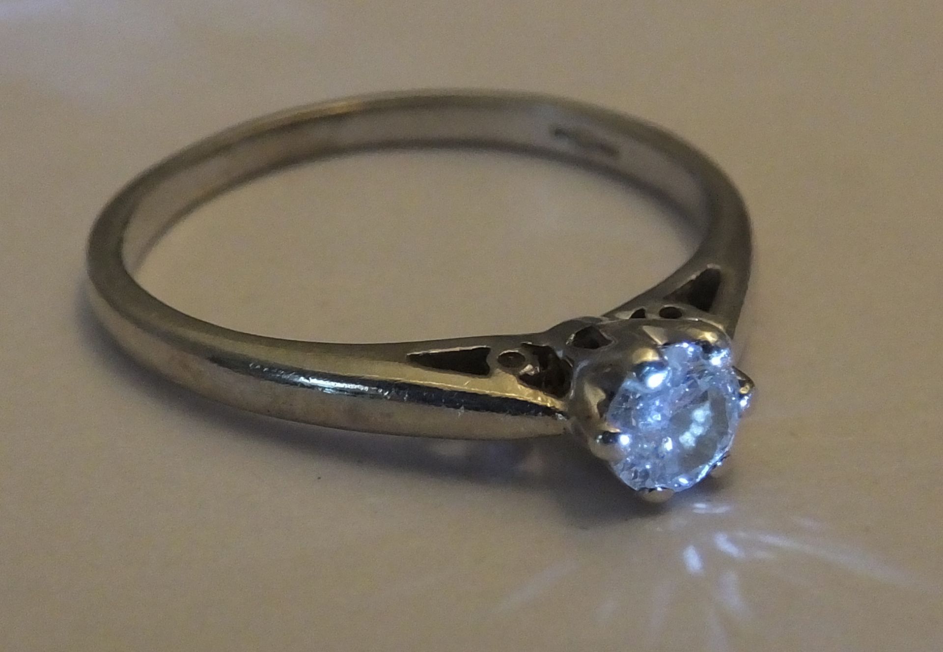 9CT WHITE GOLD SINGLE SOLITAIRE RING - TOTAL DIAMOND CONTENT APPROX: 0.30 CT. - Image 2 of 3