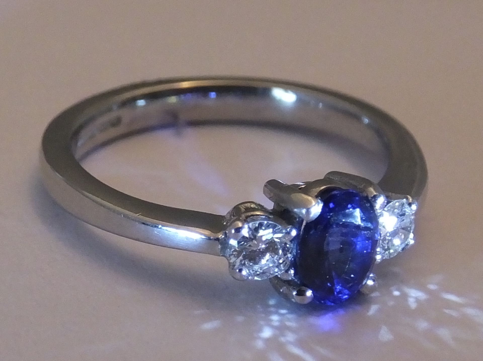 18CT WHITE GOLD & ROYAL BLUE SAPPHIRE & DIAMOND TRILOGY RING- SIZE N - TOTAL DIAMOND CONTENT APPROX: - Image 2 of 2