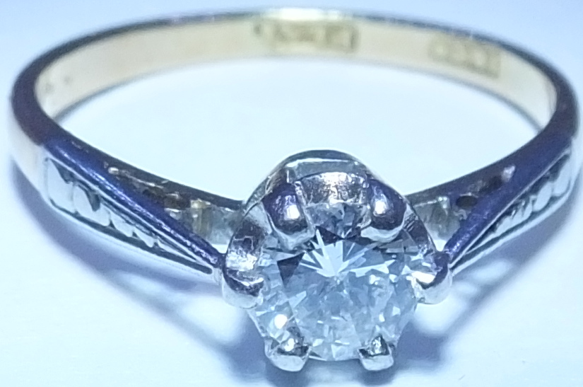 18ct gold and Diamond solitaire ring, with a platinum bridge. The  brilliant-cut diamond, to the