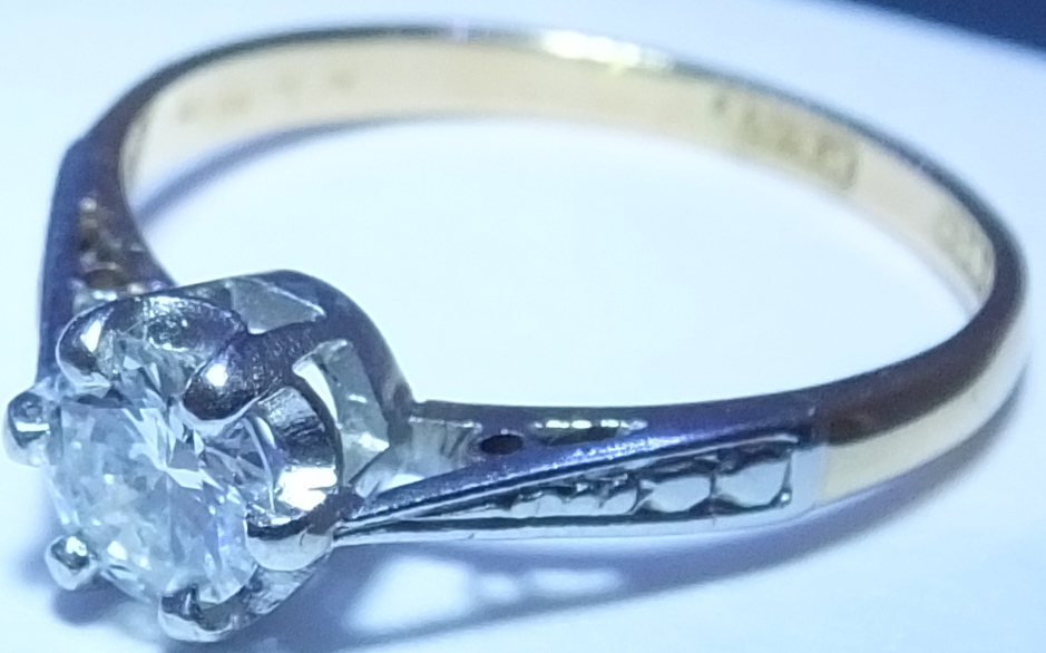 18ct gold and Diamond solitaire ring, with a platinum bridge. The  brilliant-cut diamond, to the - Image 3 of 3