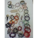 Large quantity of modern & vintage costume jewellery - Bangles, amounting to just over 1kg