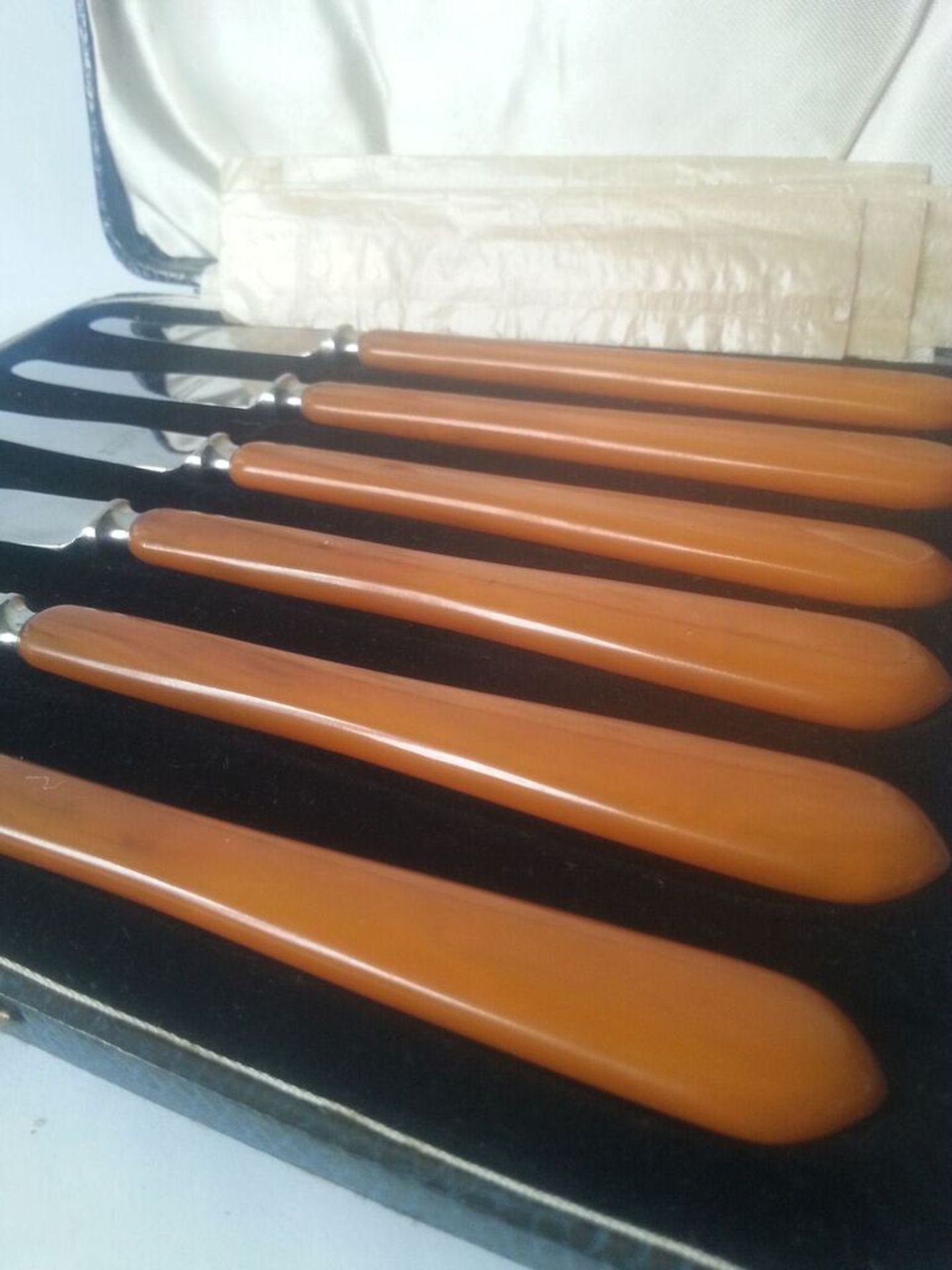 A set of unusual long orange handled cheese knives in original case complete with original inividual - Image 2 of 2