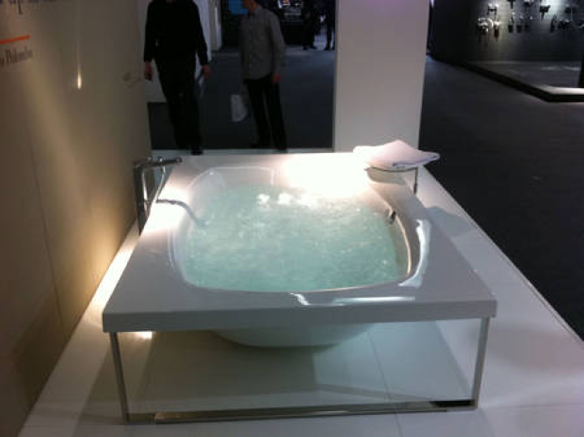 KOS model KAOS 1 Bath tub made in methacrylate Kaos 1 free standing. 1850 x 1000 x h 510 - Image 2 of 3