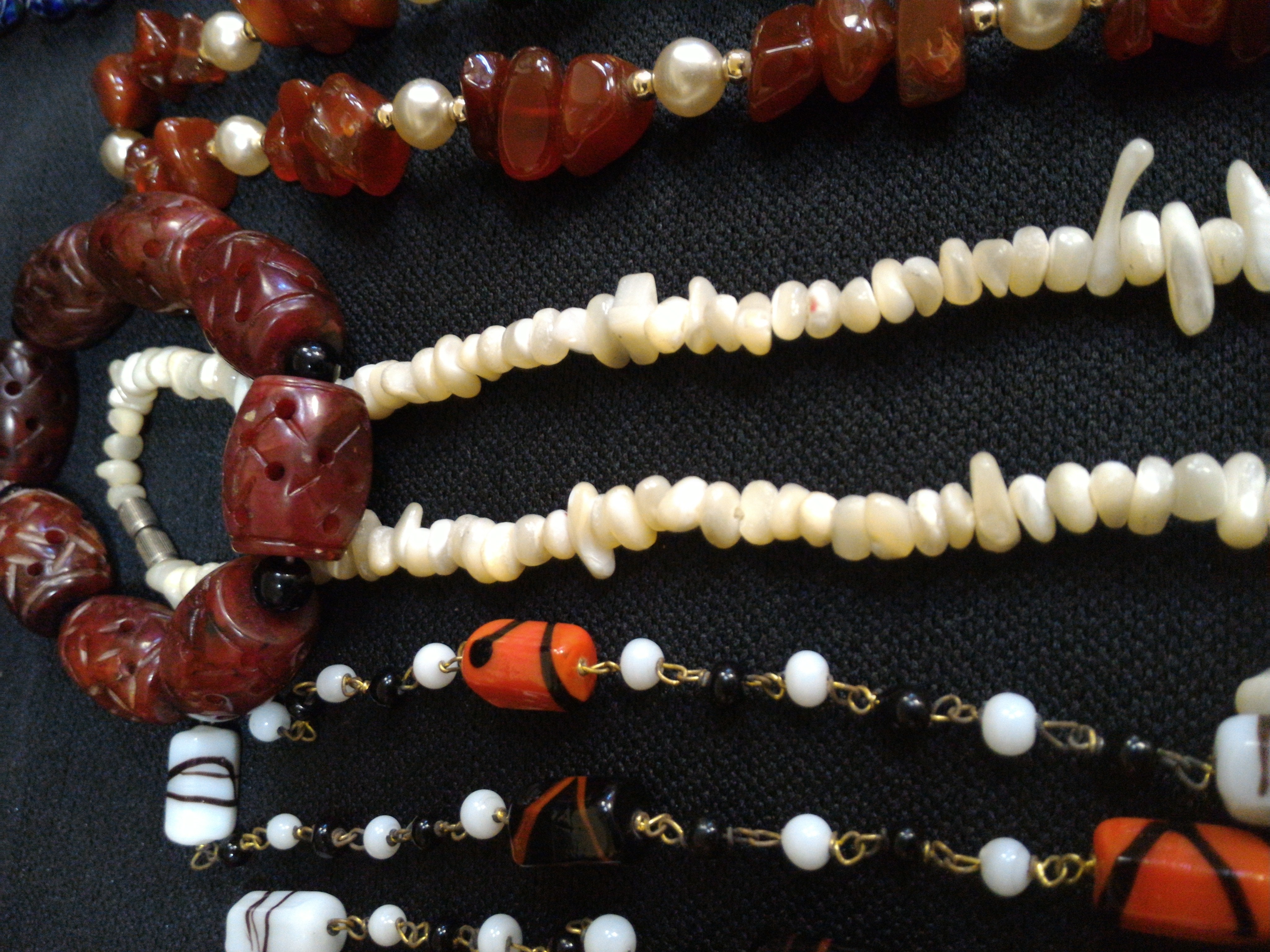 A collection of vintage beads necklaces and stone necklaces includes coral necklace - Image 7 of 7