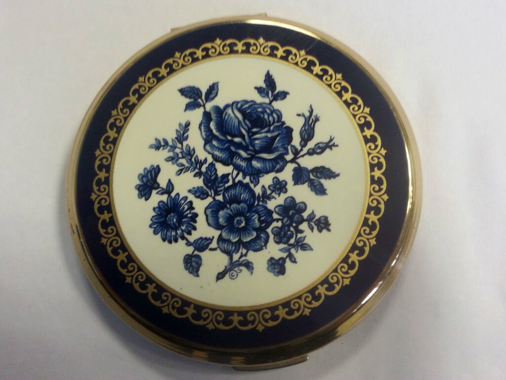 Vintage Stratton compact with blue & white floral decoration, round shape.