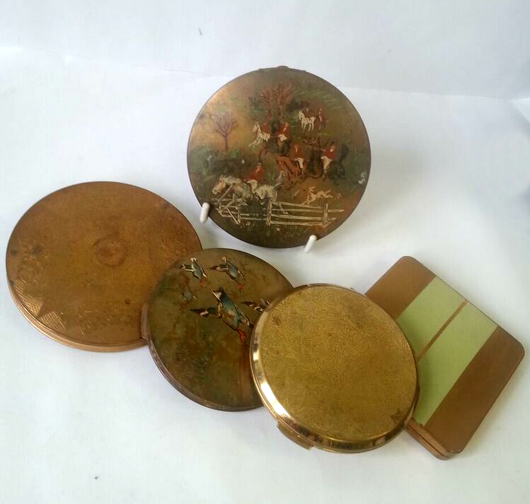 Group of vintage compacts - three Stratton, two un-named.