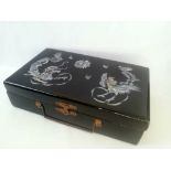 Oriental jewellery box. Lacquered and inlaid with mother of pearl 20x12x5cm