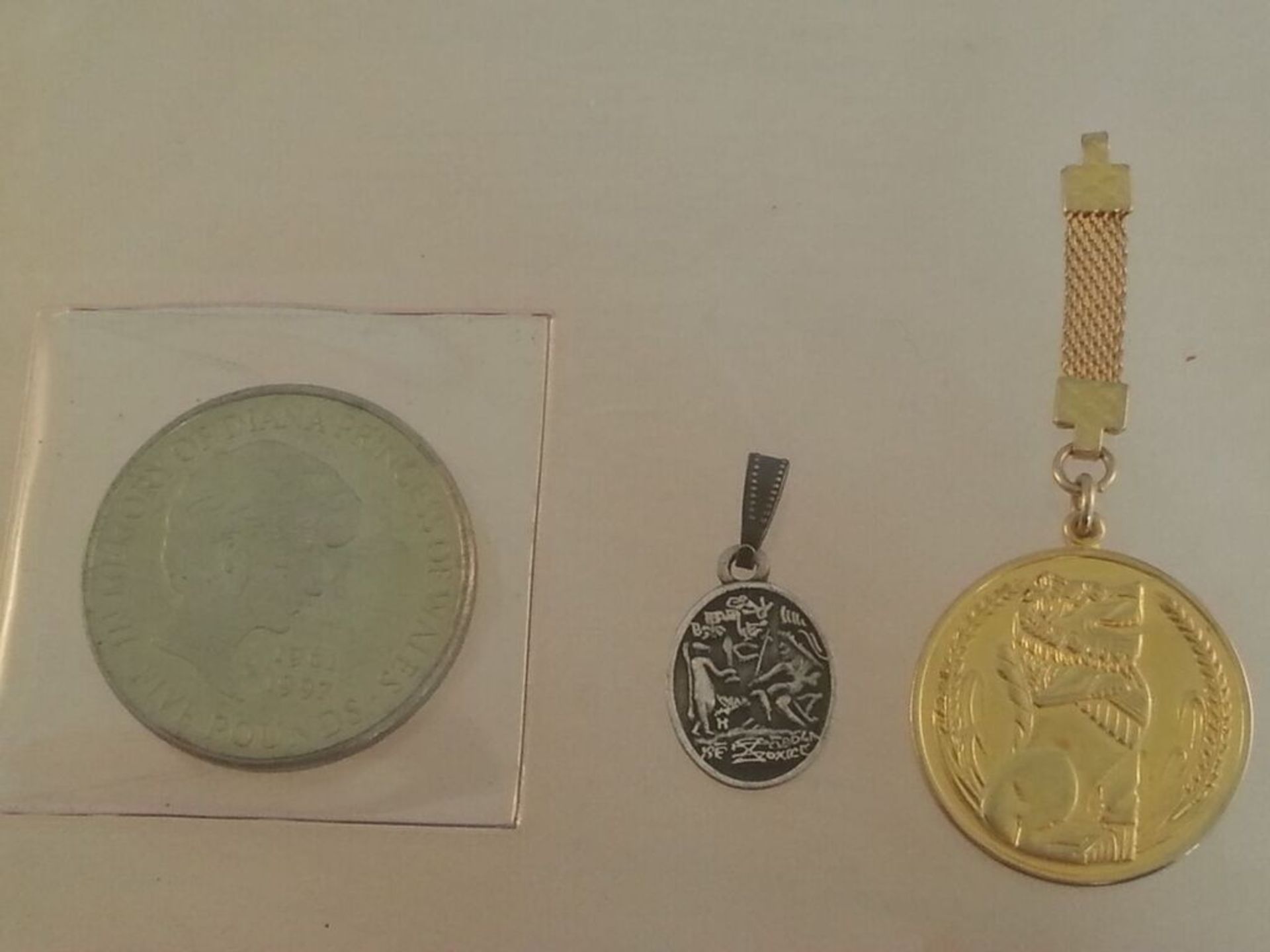 Small group of interesting coins and pendants to include Commemorative LADY DIANA FIVE POUND COIN.