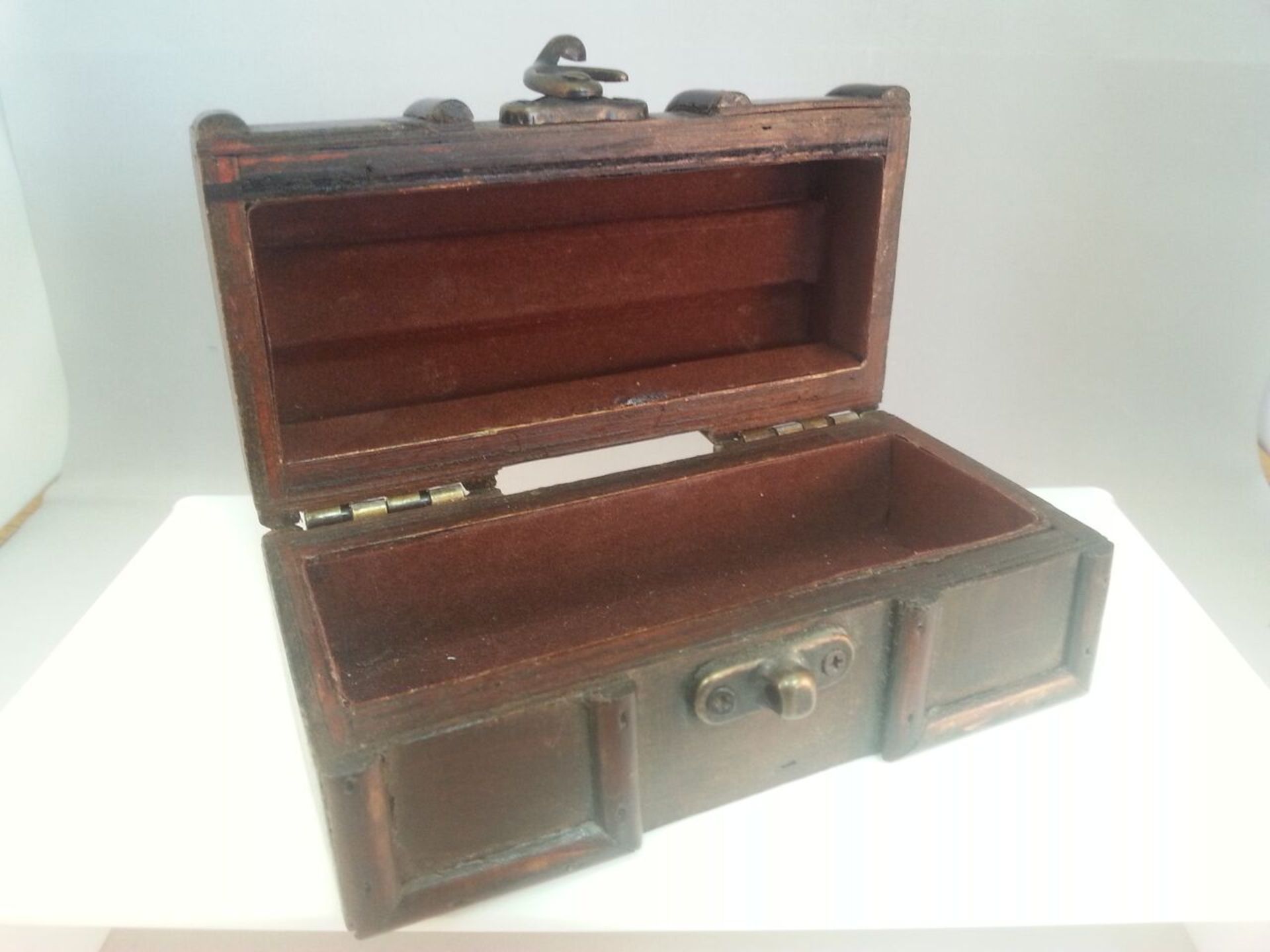 VINTAGE WOOD & BRASS JEWELLERY BOX IN THE FORM OF A CHEST. In very good condition with fully working - Image 2 of 3