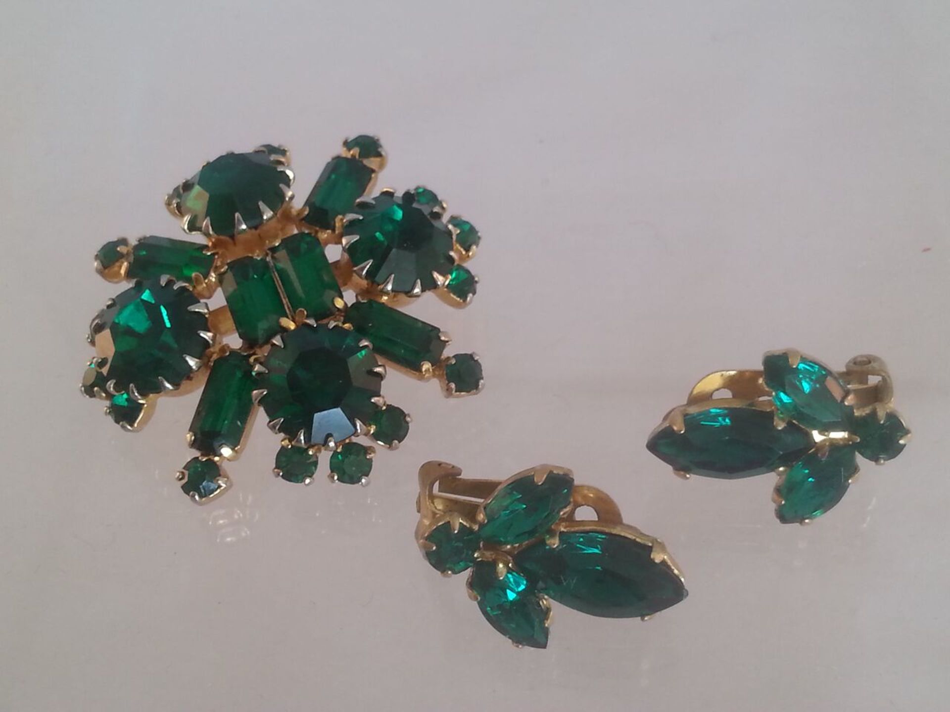 Vintage green stone brooch with matching clip earrings, the brooch measuring approx 4cm diameter,
