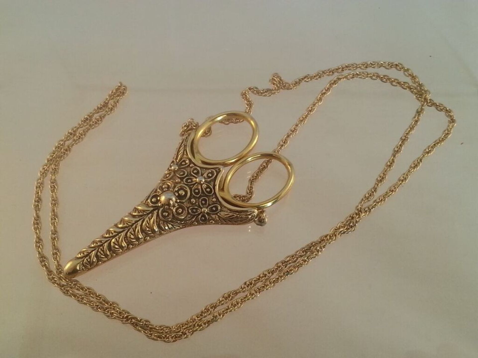 Vintage Italian seamstress scissors with case on chain, the chain length is approx 70cm. A beautiful