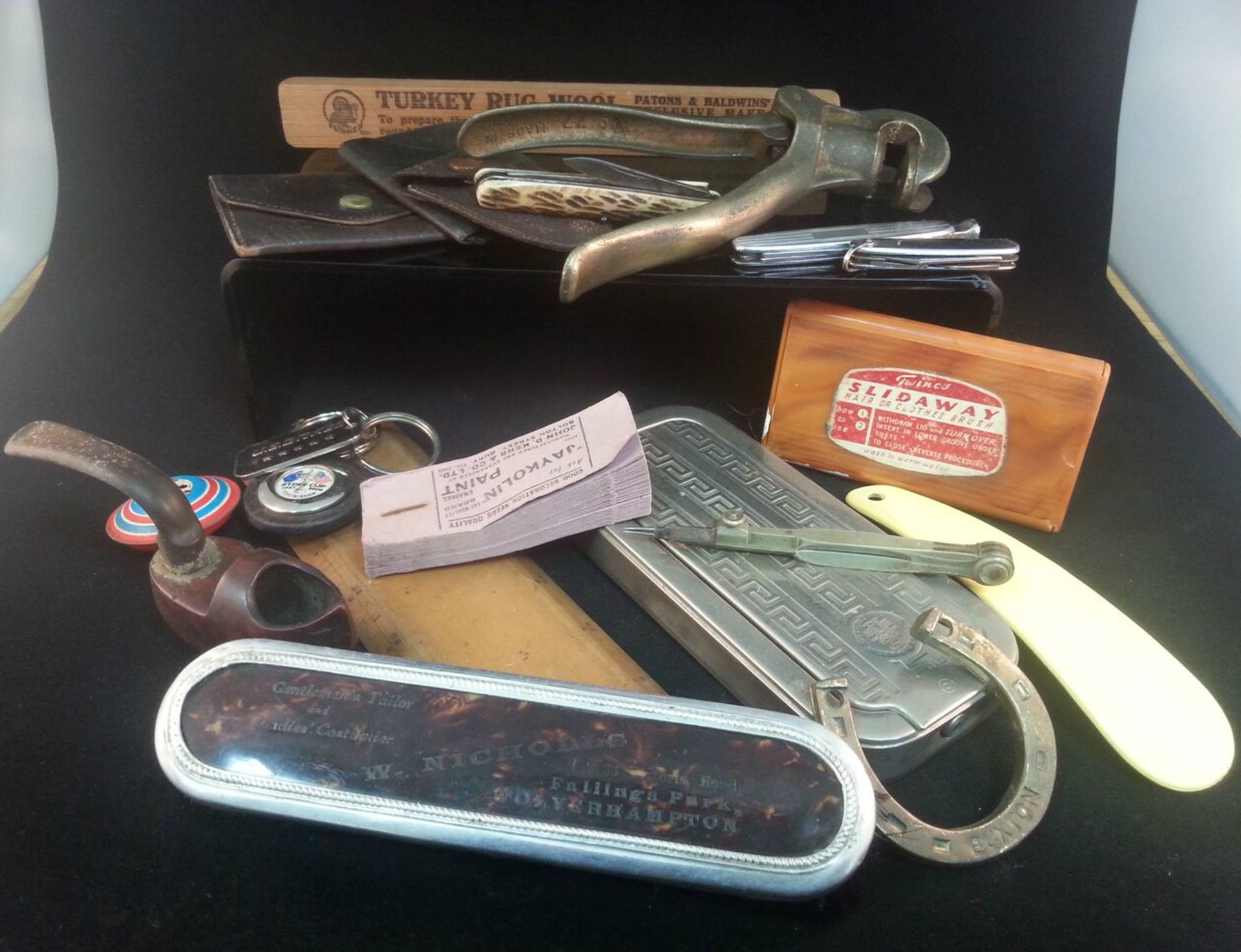 TRAY OF MISCELLANEOUS CURIOS To include a 1920s Rolls razor, pen knives, drawing tools, clog pipe,