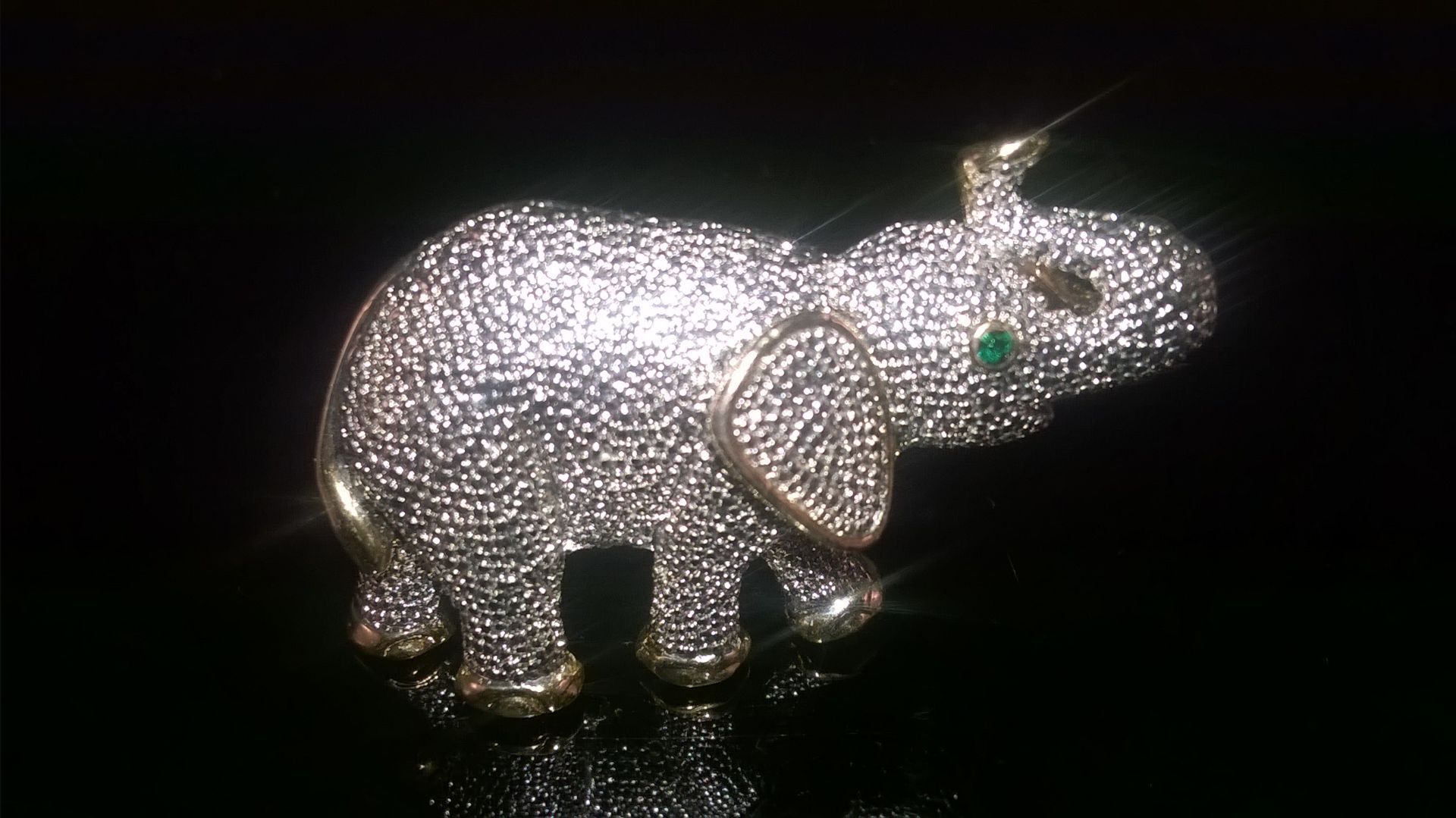 VINTAGE BROOCH IN THE FORM OF AN ELEPHANT WITH GREEN STONE EYE This is a beautiful vintage brooch in