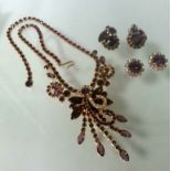 EXQUISITE VINTAGE COSTUME JEWELLERY SET COMPRISING NECKLACE & TWO PAIRS OF CLIP EARRINGS. Set with