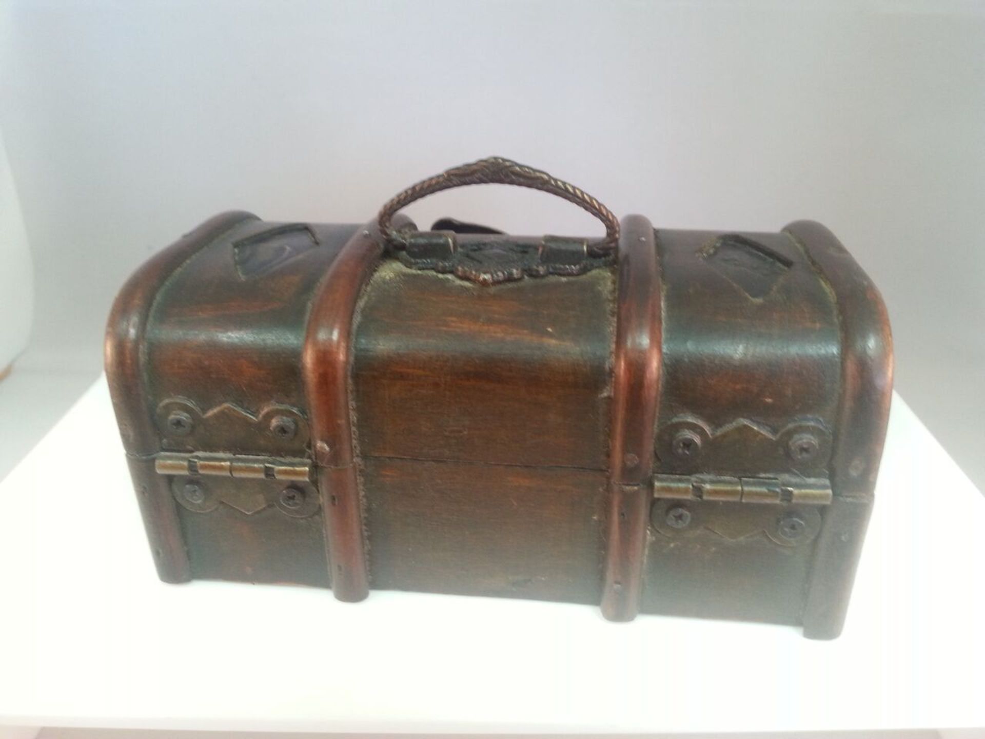 VINTAGE WOOD & BRASS JEWELLERY BOX IN THE FORM OF A CHEST. In very good condition with fully working - Image 3 of 3