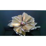 VINTAGE CRYSTAL FLOWER BROOCH Vintage brooch in the shape of a flower with a crystal stone