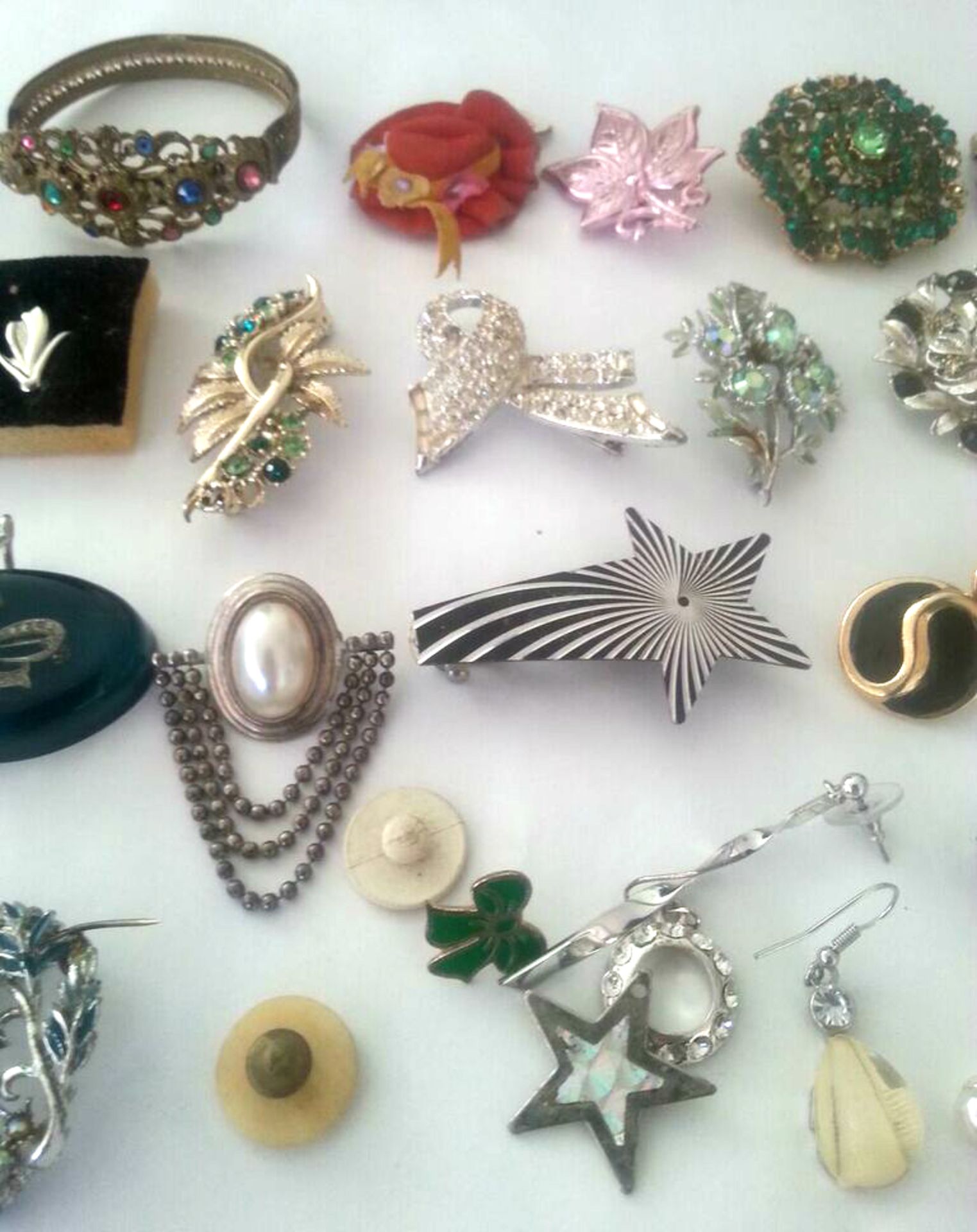 A LARGE COLLECTIN OF VINAGE COSTUME JEWELLERY. Predominantly brooches (36) Low cost delivery - Image 3 of 5