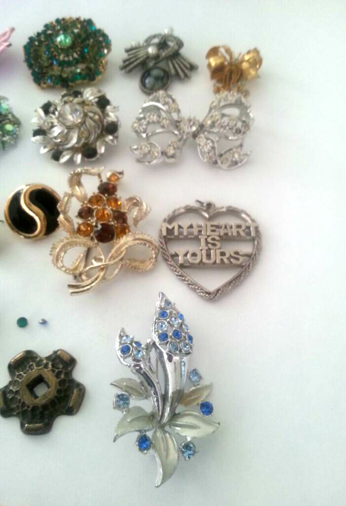 A LARGE COLLECTIN OF VINAGE COSTUME JEWELLERY. Predominantly brooches (36) Low cost delivery - Image 5 of 5