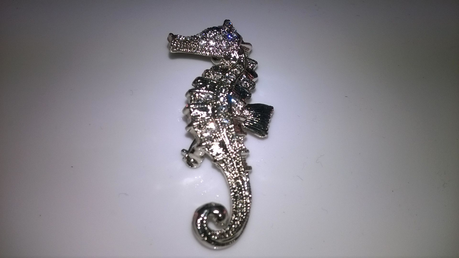 ADORABLE VINTAGE BROOCH IN THE FORM OF A SEAHORSE SET WITH CRYSTALS This is a beautiful vintage