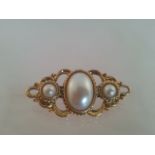 Beautiful classic vintage brooch, gold tone with three faux pearls, approx 4cm wide Low cost