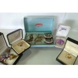 QUANTITY OF BOXED VINTAGE COSTUME JEWELLERY (5). Low cost delivery available on all items. This is a