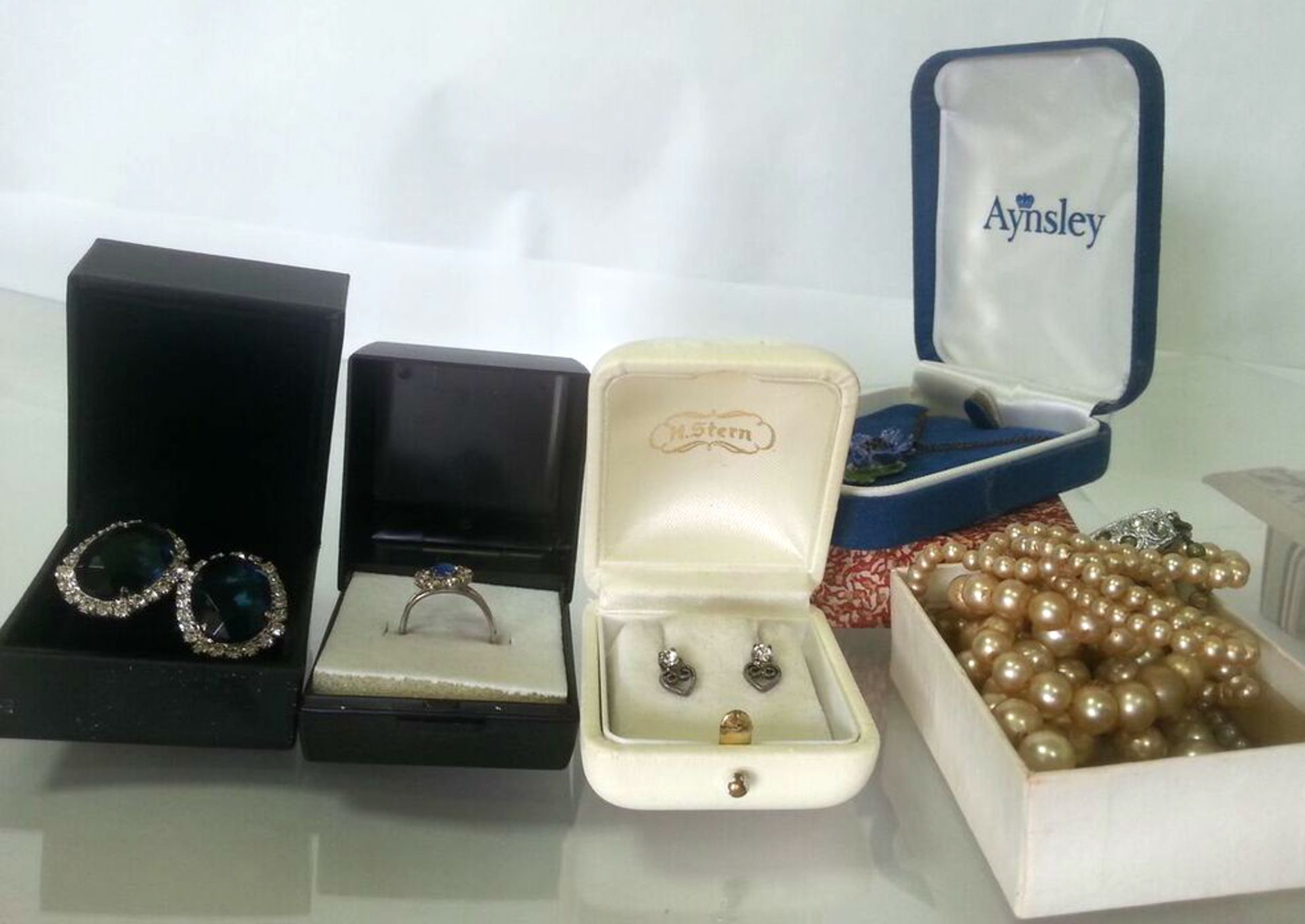 QUANTITY OF BOXED VINTAGE COSTUME JEWELLERY (5). Low cost delivery available on all items. This is a