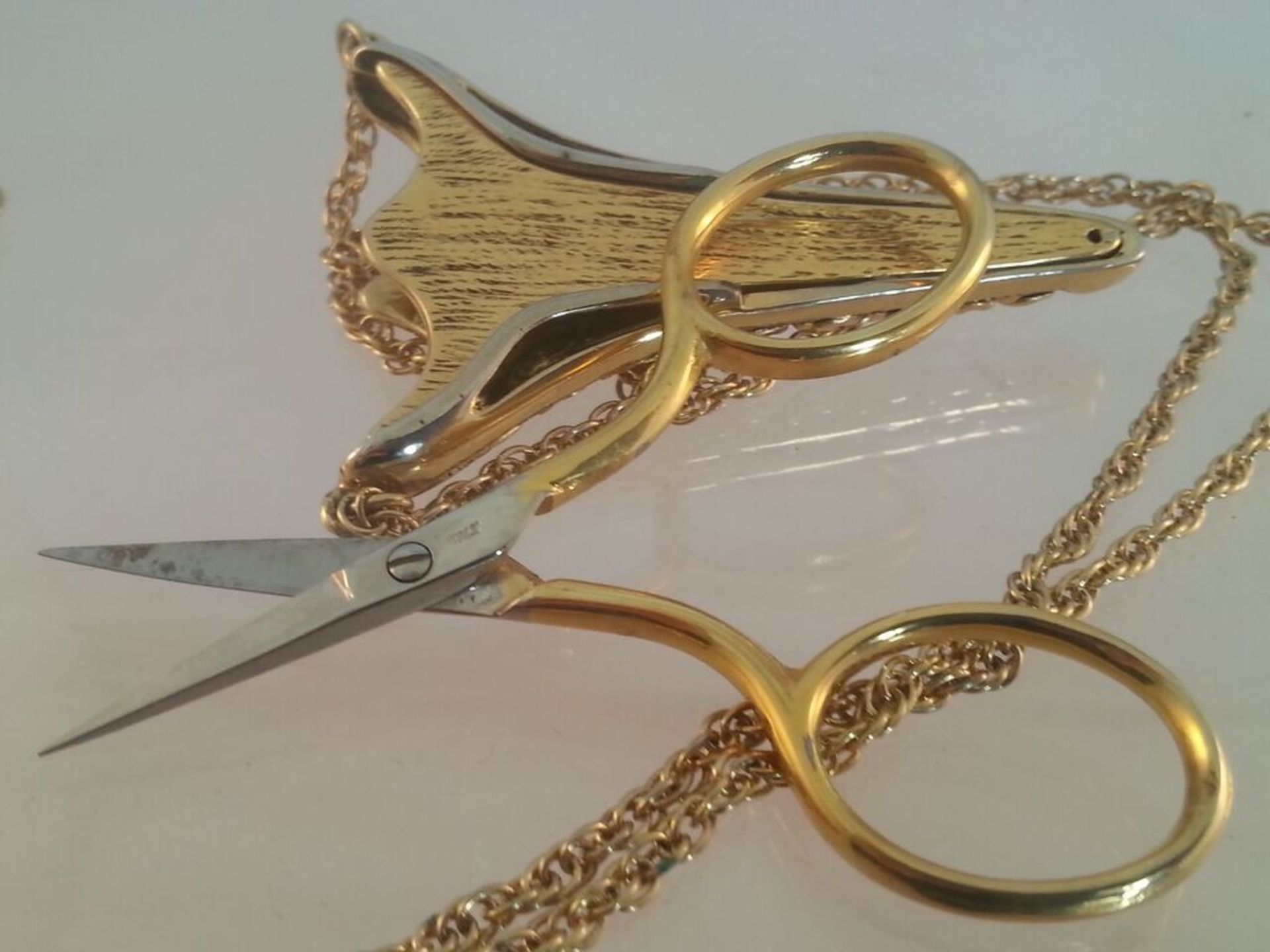 Vintage Italian seamstress scissors with case on chain, the chain length is approx 70cm. A beautiful - Image 2 of 2
