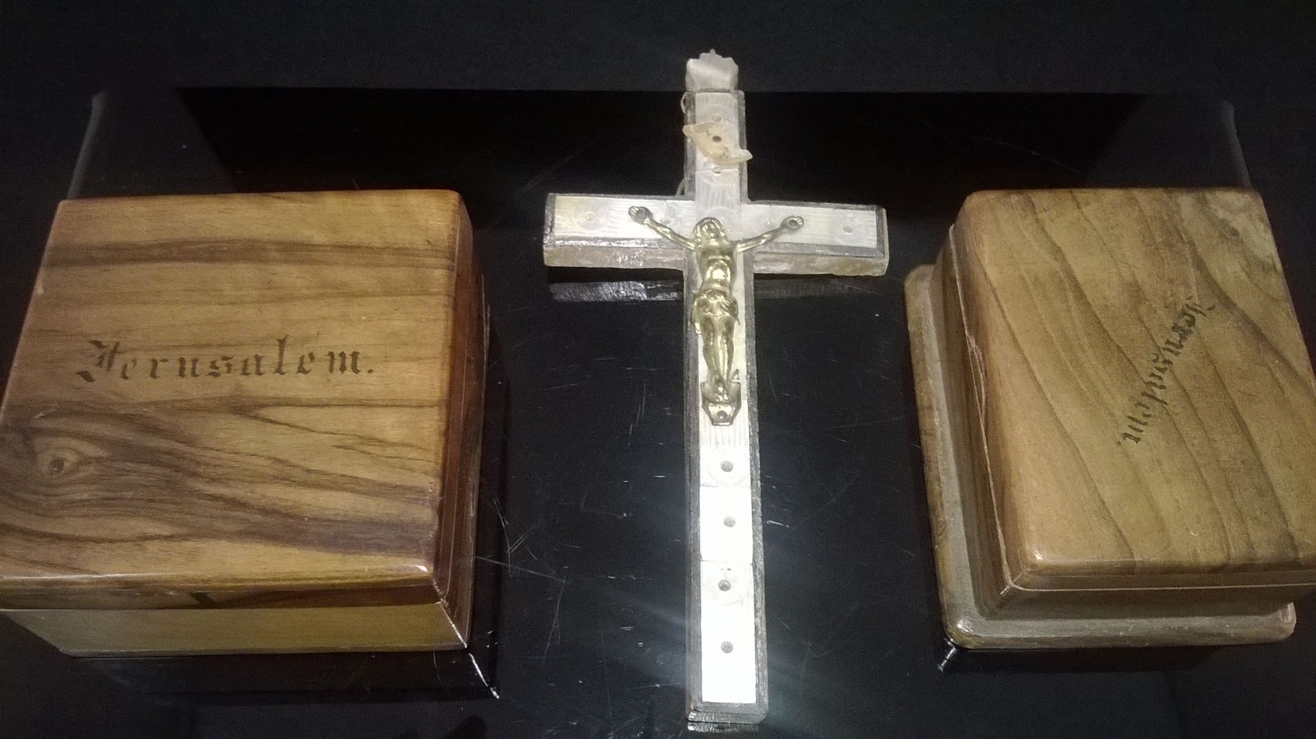 COLLECTION OF VINTAGE JERUSALEM OLIVE WOOD ITEMS TO INCLUDE TWO BOXES AND A CRUCIFIX Two beautiful