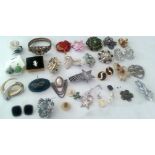 A LARGE COLLECTIN OF VINAGE COSTUME JEWELLERY. Predominantly brooches (36) Low cost delivery