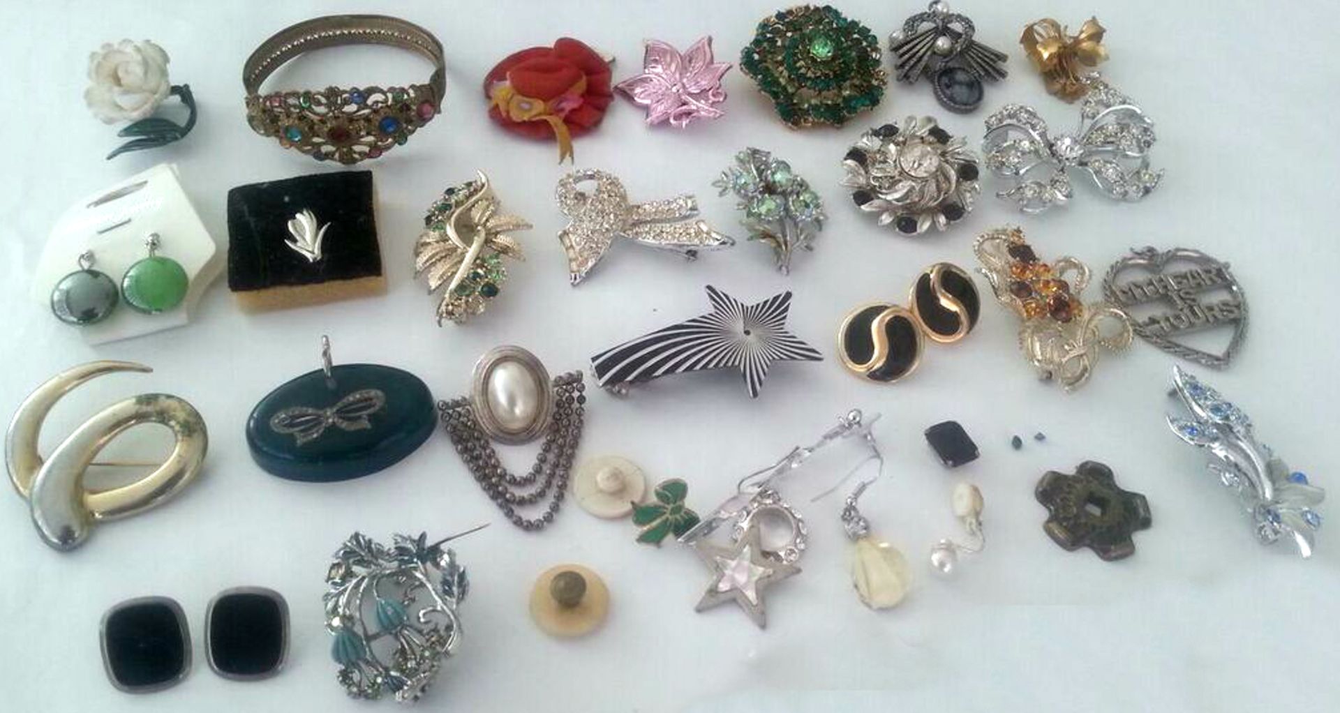 A LARGE COLLECTIN OF VINAGE COSTUME JEWELLERY. Predominantly brooches (36) Low cost delivery