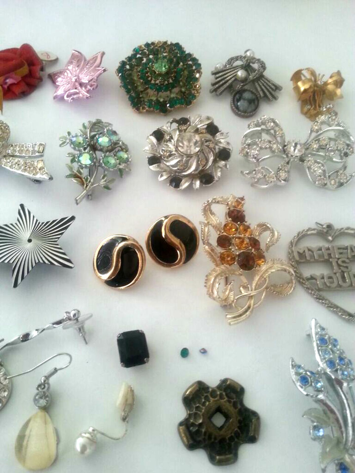 A LARGE COLLECTIN OF VINAGE COSTUME JEWELLERY. Predominantly brooches (36) Low cost delivery - Image 4 of 5