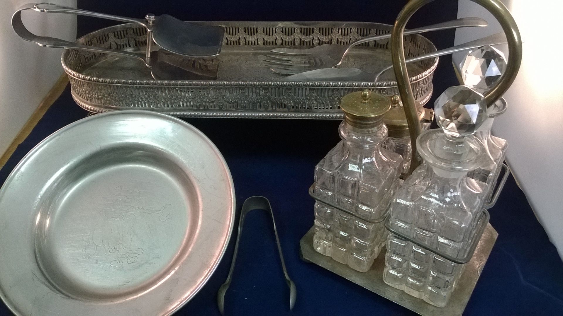 GROUP OF WHITE METAL AND SILVER PLATE ITEMS TO INCLUDE CHILD'S NURSERY DISH AND VINERS GALLERY