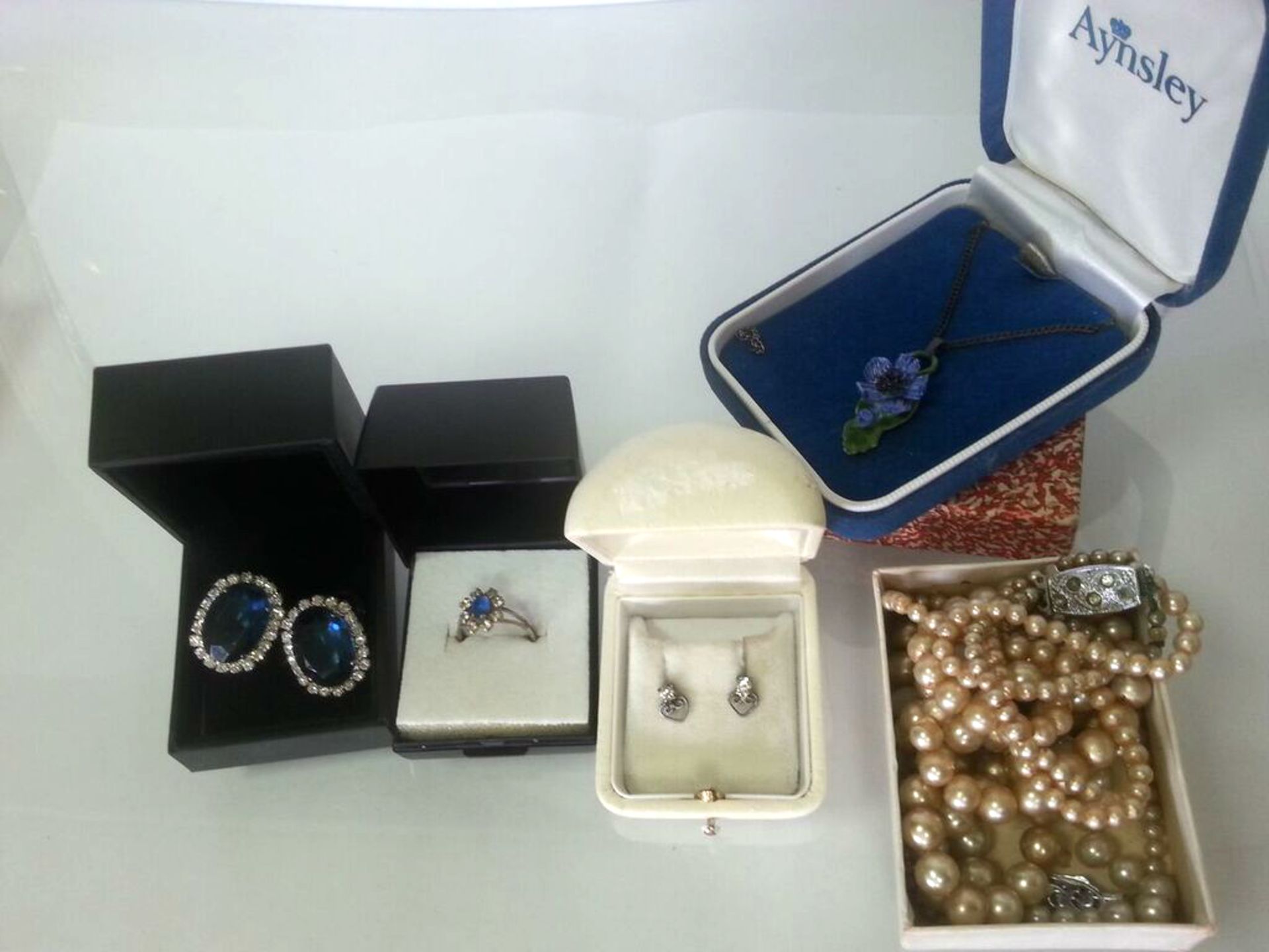 QUANTITY OF BOXED VINTAGE COSTUME JEWELLERY (5). Low cost delivery available on all items. This is a - Image 2 of 2