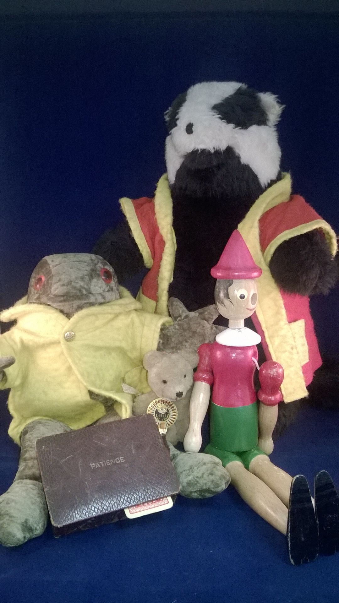 GROUP OF VINTAGE TOYS TO INCLUDE WOODEN PUPPET STYLE TOY WITH STRING JOINTS AND WIND IN THE