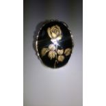 VINTAGE BROOCH IN BLACK WITH GOLD ROSE DESIGN TO CENTRE AND EDGING Great looking oval brooch in