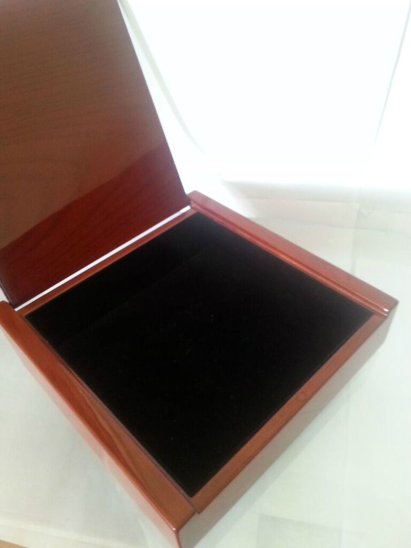 FINE WOODEN BOX BY DUBAI'S LUXURIOUS CONFECTIONERS BATEEL. Approx 22cm square. Low cost delivery - Image 2 of 3
