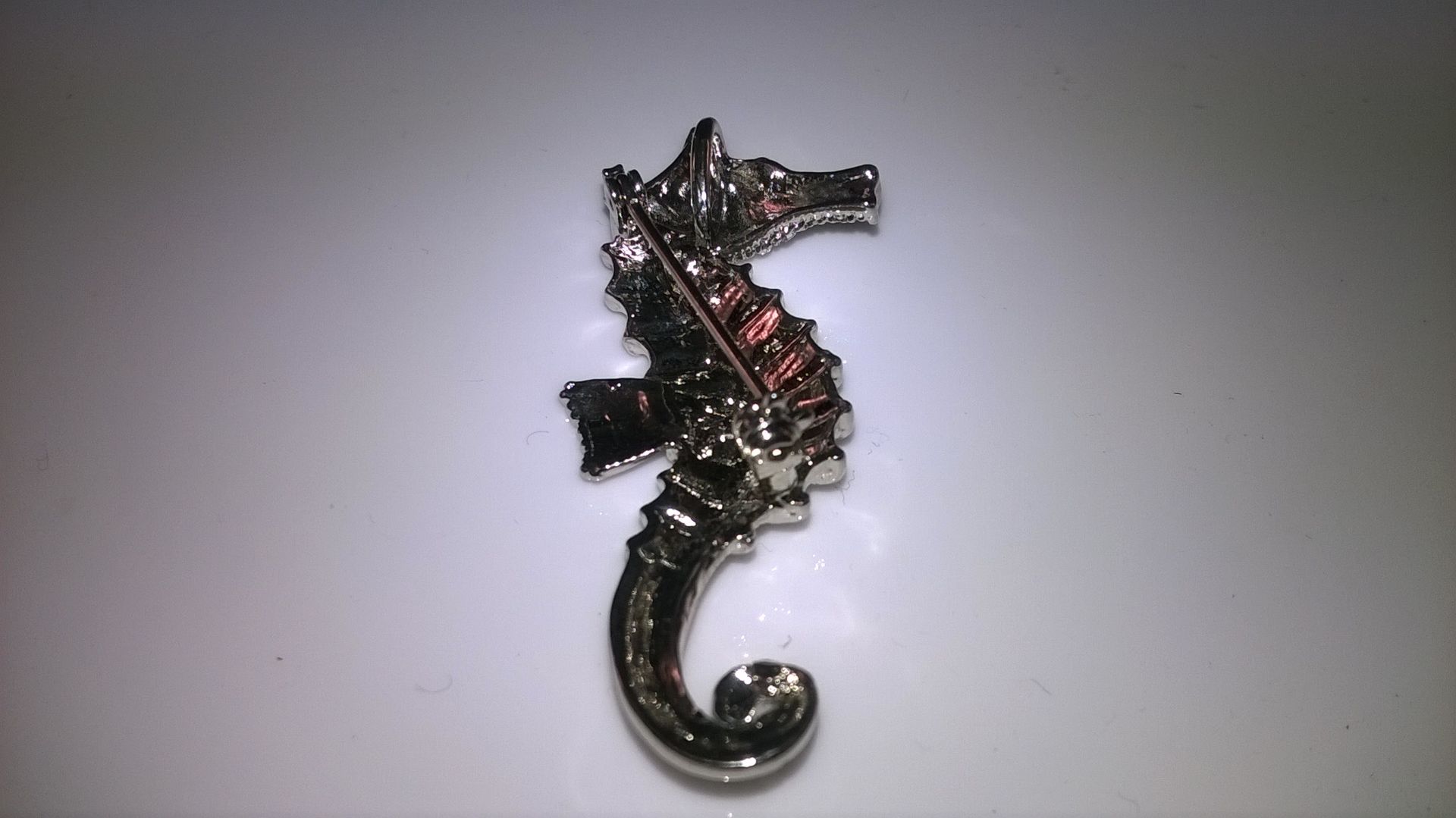 ADORABLE VINTAGE BROOCH IN THE FORM OF A SEAHORSE SET WITH CRYSTALS This is a beautiful vintage - Image 2 of 2