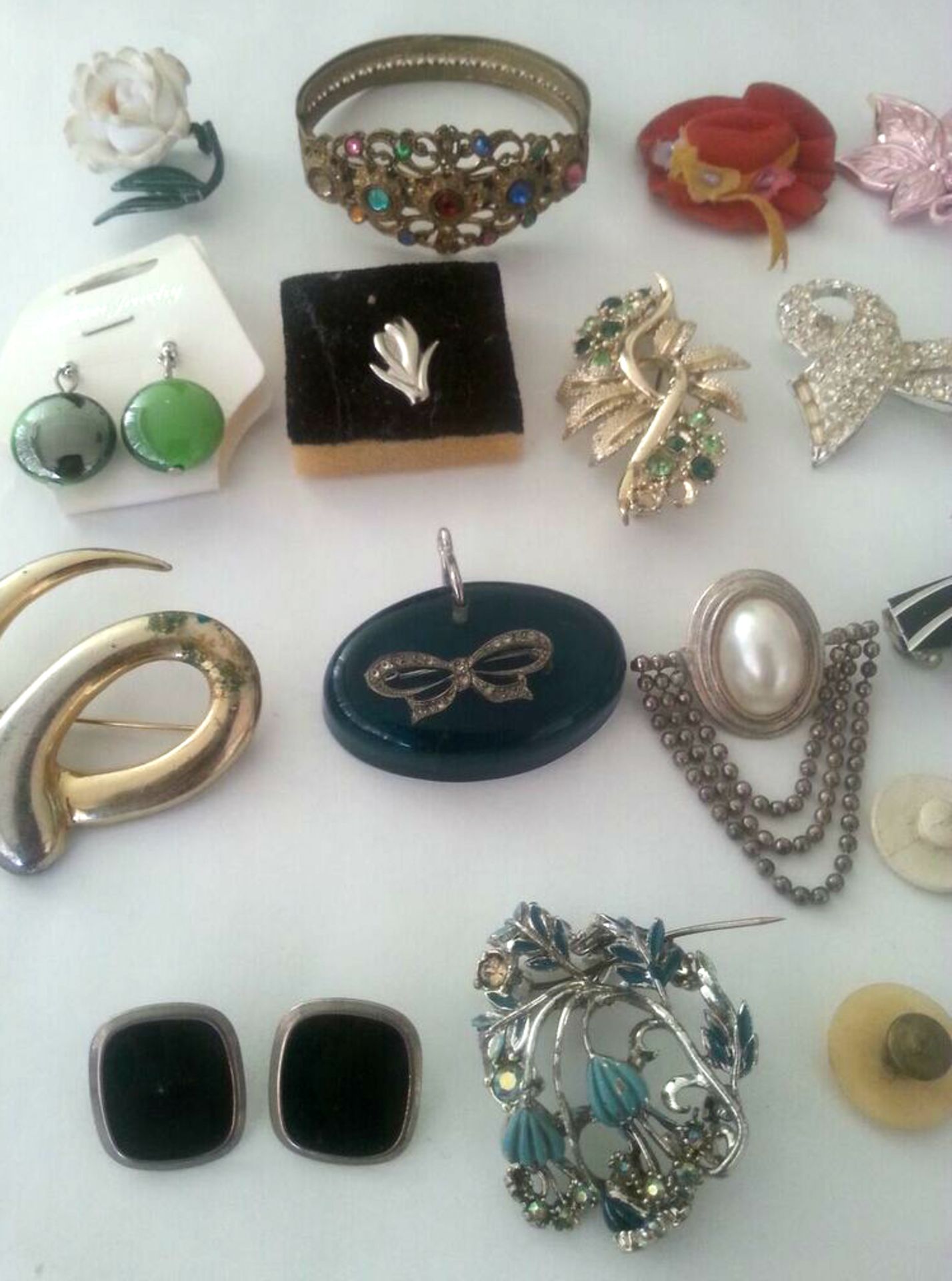 A LARGE COLLECTIN OF VINAGE COSTUME JEWELLERY. Predominantly brooches (36) Low cost delivery - Image 2 of 5