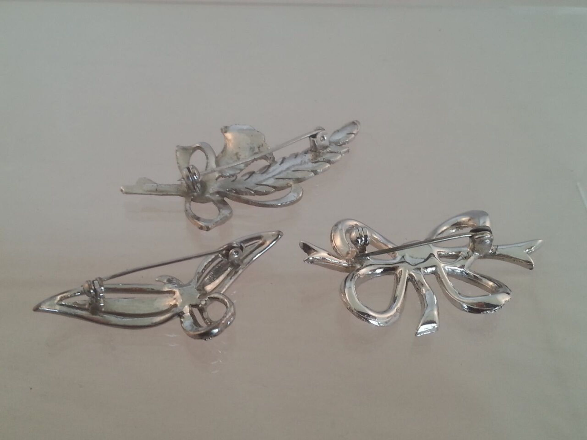 Trio of vintage marcasite brooches Low cost delivery available on all items. This is a low start, no - Image 2 of 2