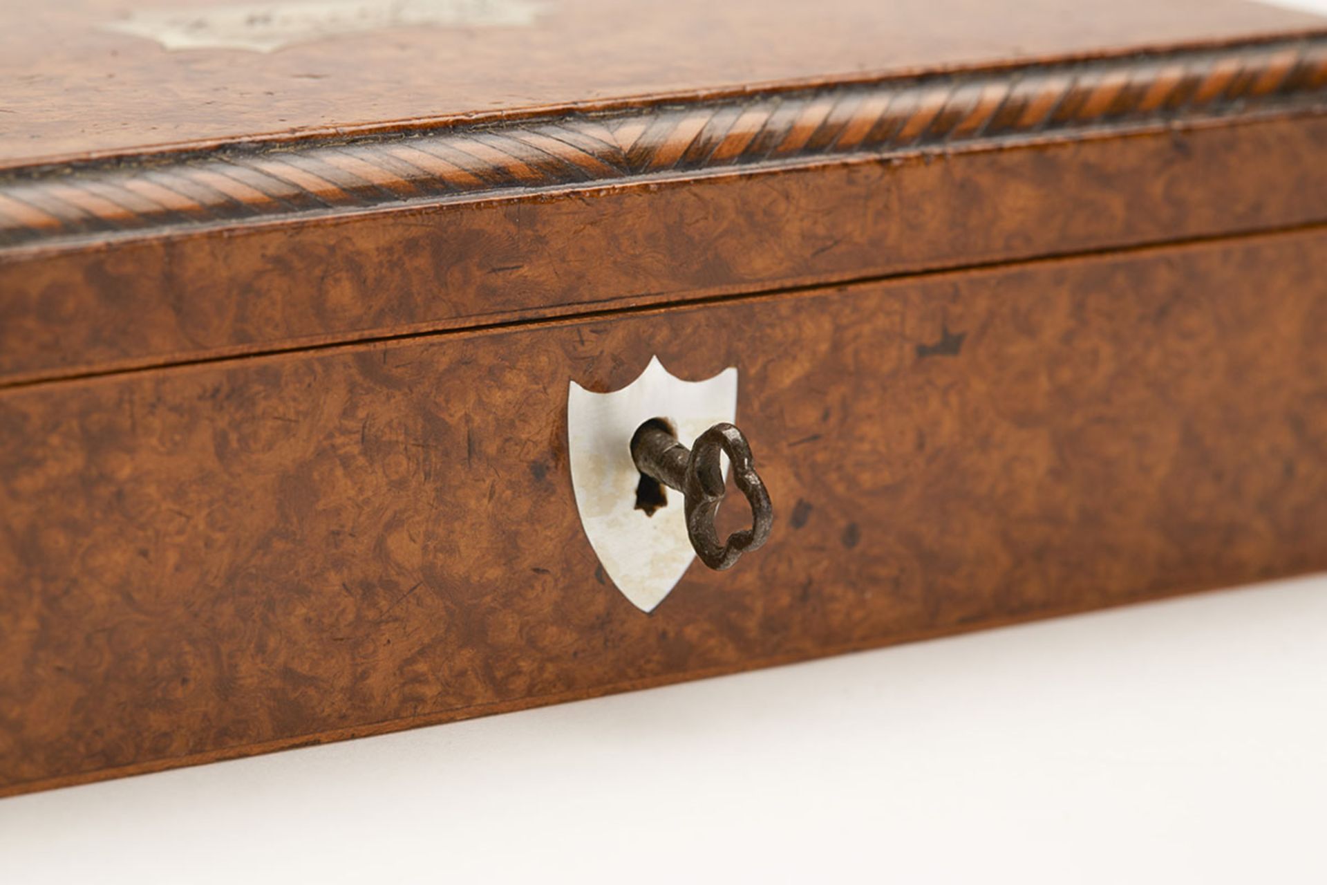 ANTIQUE BURR WALNUT VENEER MOP INLAID JEWELLERY BOX c.1853 - Image 5 of 6