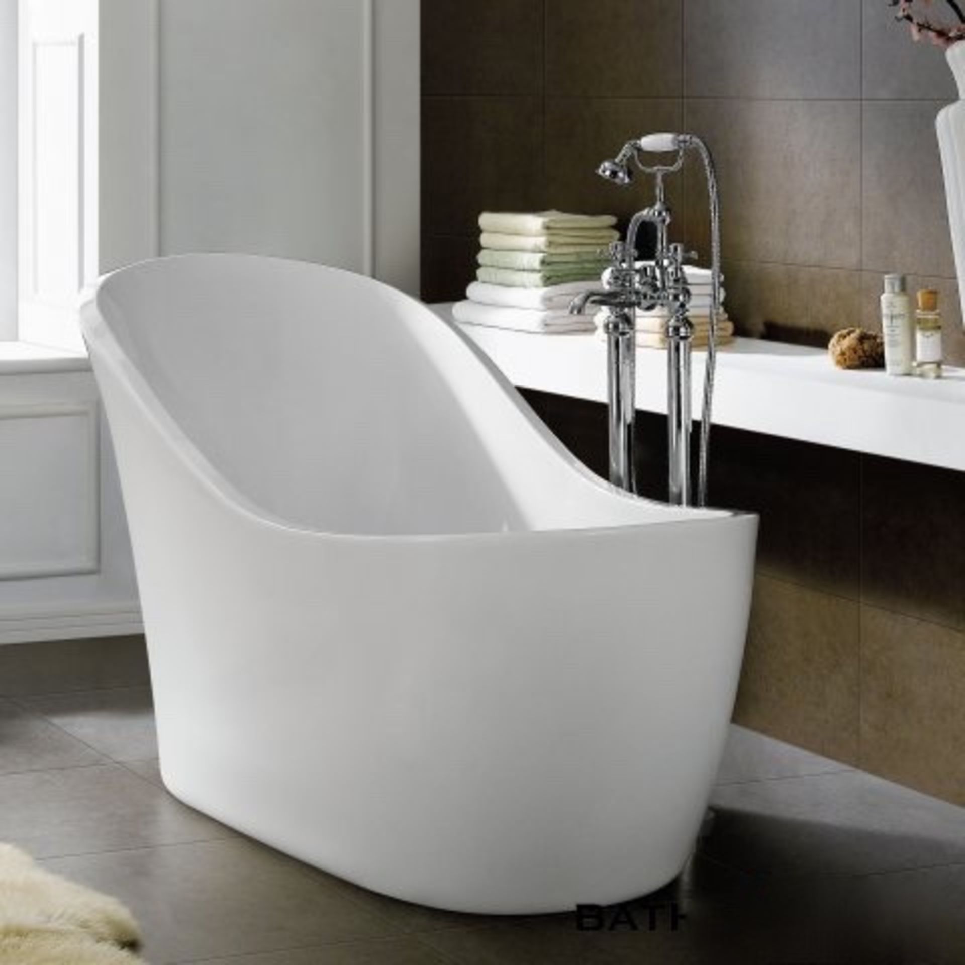 A30 - 1730x725mm Nyos Freestanding Bathtub - Large. RRP £1,000. This gloss white freestanding
