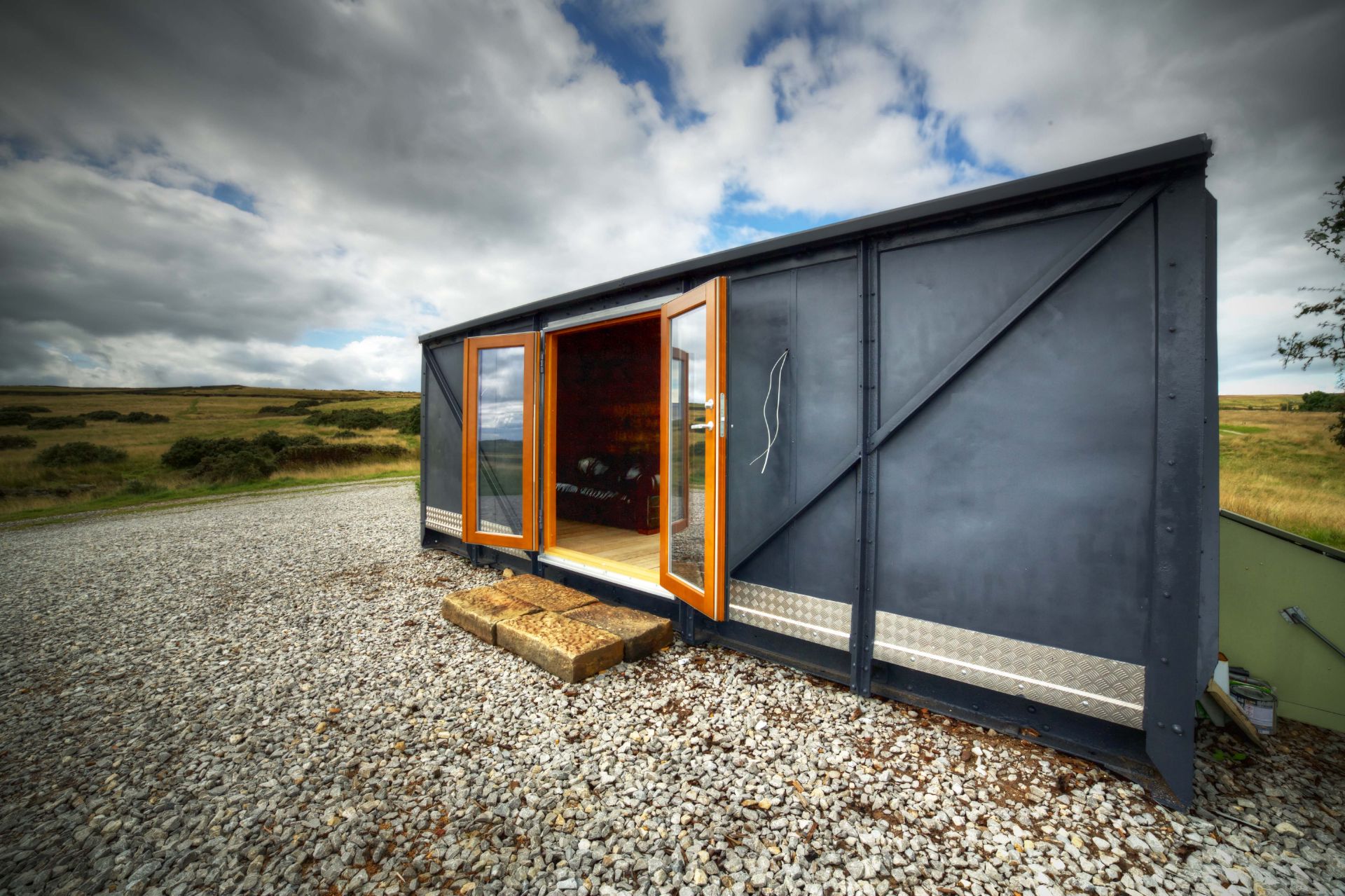 Refurbished Railway carriage, ideal for accommodation, shoot cabin, office,garden room. - Image 3 of 5