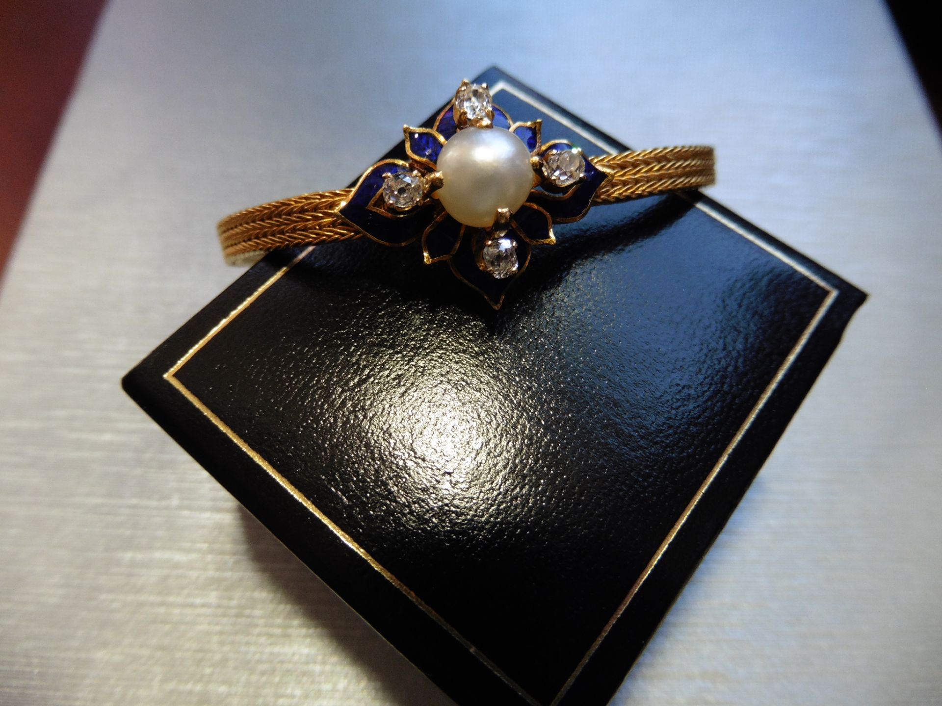 Pre-owned 22ct gold antique pearl and diamond bracelet. Set with a 12.8mm white pearl in the - Image 4 of 4