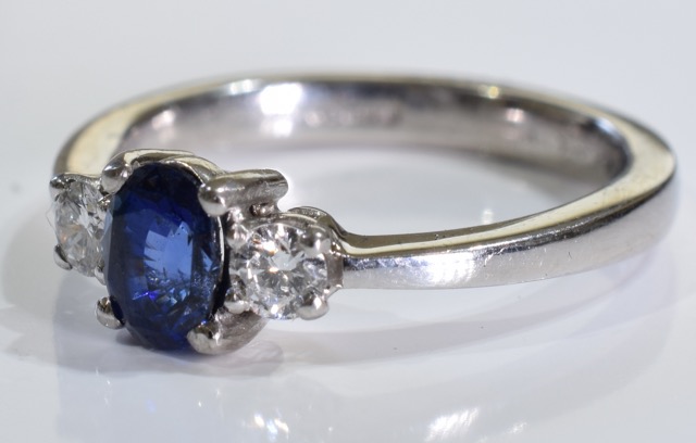 18CT WHITE GOLD & ROYAL BLUE SAPPHIRE & DIAMOND TRILOGY RING- SIZE N - TOTAL DIAMOND CONTENT APPROX: - Image 2 of 3
