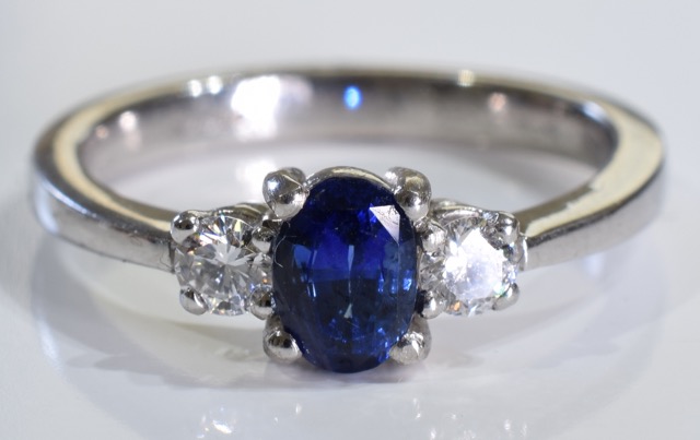 18CT WHITE GOLD & ROYAL BLUE SAPPHIRE & DIAMOND TRILOGY RING- SIZE N - TOTAL DIAMOND CONTENT APPROX: