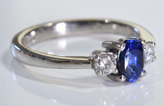18CT WHITE GOLD & ROYAL BLUE SAPPHIRE & DIAMOND TRILOGY RING- SIZE N - TOTAL DIAMOND CONTENT APPROX: - Image 3 of 3