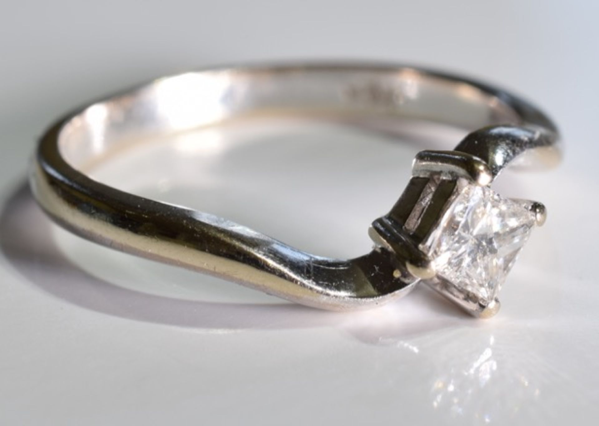 A diamond single-stone crossover ring. The _ square-shape diamond, to the asymmetric shoulders and - Image 3 of 3