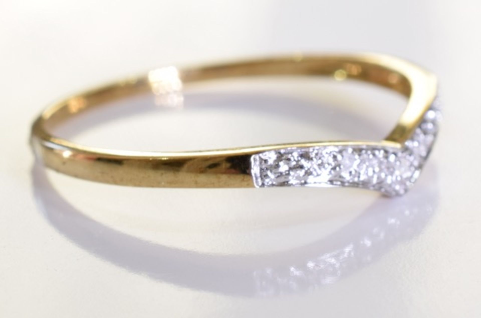 A 9ct Gold chevron style Diamond ring. Graduated Diamonds set in a 9ct Gold chevron band. 1.1 grams. - Image 3 of 3