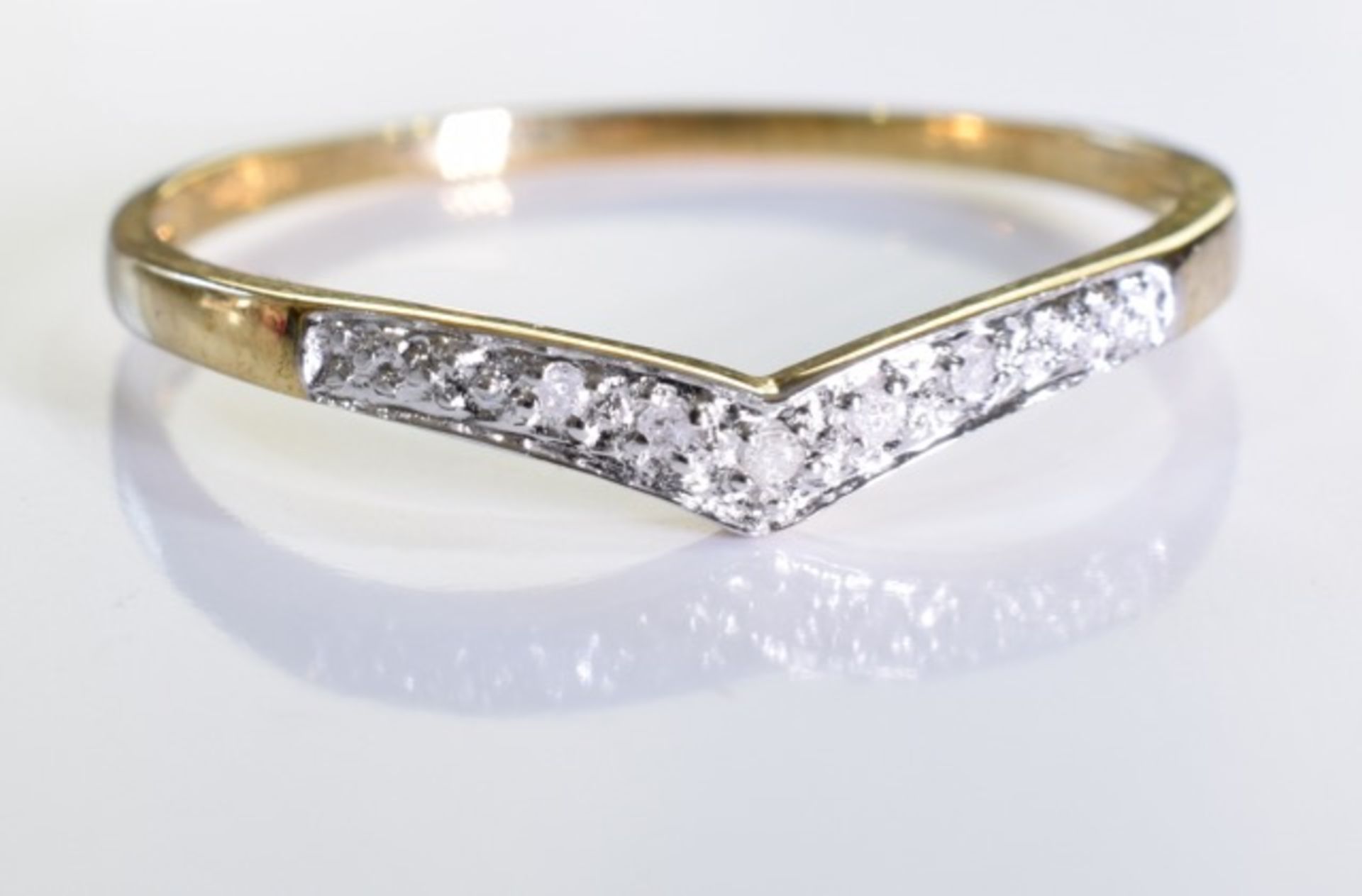 A 9ct Gold chevron style Diamond ring. Graduated Diamonds set in a 9ct Gold chevron band. 1.1 grams.